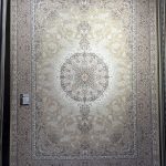 فرش ماشینی خاطره کویر کاشان-طرح نفس-رنگ کرم صدفی-1500شانه-4500 تراکم