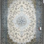 فرش ماشینی خاطره کویر کاشان-کد طرح 3102-رنگ سیلور حاشیه آبی-1200شانه-3600تراکم