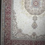 فرش ماشینی خاطره کویر کاشان-طرح نفس-رنگ کرم سفید حاشیه لاکی-1500شانه-4500 تراکم