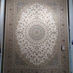 فرش ماشینی خاطره کویر کاشان-طرح مستانه-رنگ سفید -1500شانه-4500 تراکم