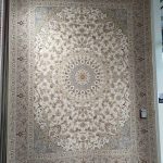 فرش ماشینی خاطره کویر کاشان-طرح مستانه کرم صدفی-1500شانه-4500 تراکم