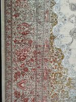 فرش ماشینی خاطره کویر کاشان-کد طرح 3102-رنگ کرم صدفی حاشیه قرمز-1200شانه-3600تراکم - تصویر 4